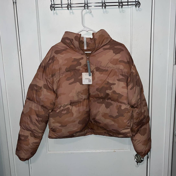 New Fabletics Wander Cropped Puffer Camo size M - Picture 4 of 11